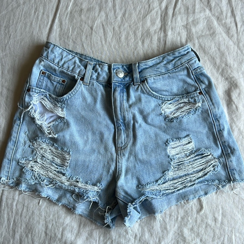 TOP SHOP ripped mom shorts in light wash